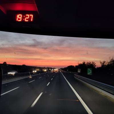 Busfahrt in den Sonnenuntergang