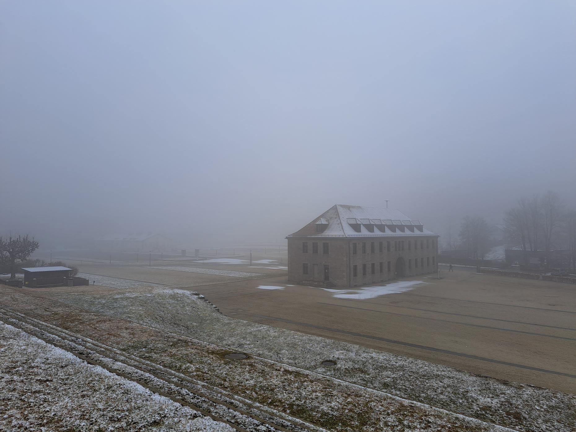 KZ-Gedenkstätte Flossenbürg im Nebel