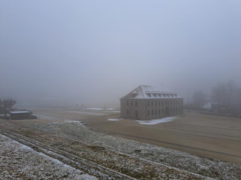 KZ-Gedenkstätte Flossenbürg im Nebel